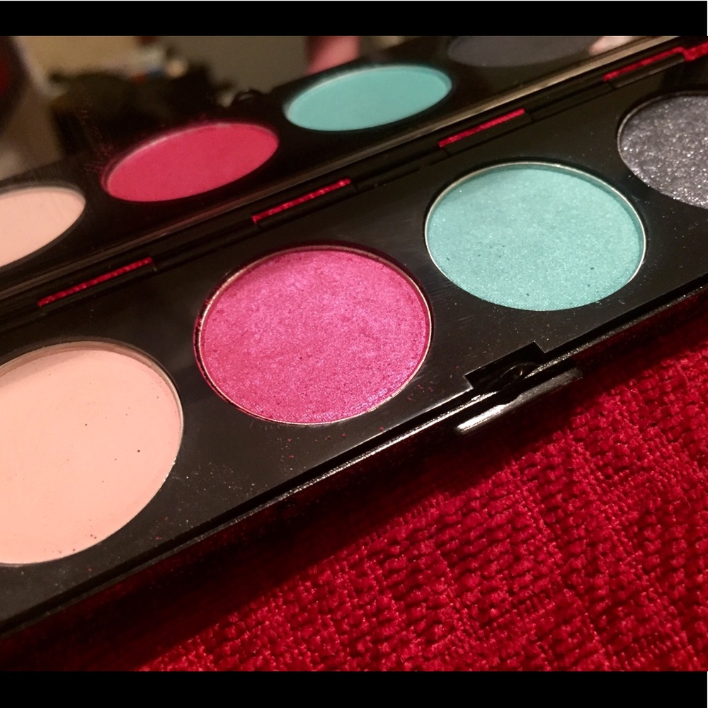 Hello Kitty Too Dolly LE Quad By MAC
